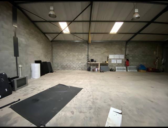 150M² WAREHOUSE TO LET IN STRAND INDUSTRIA